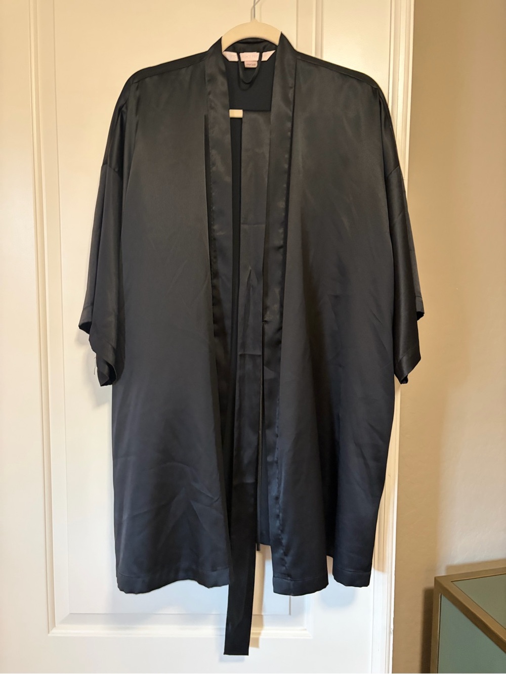 🪽🖤Vintage Label Victoria's Secret Sexy Chic Black Satin Robe Kimono🖤🪽